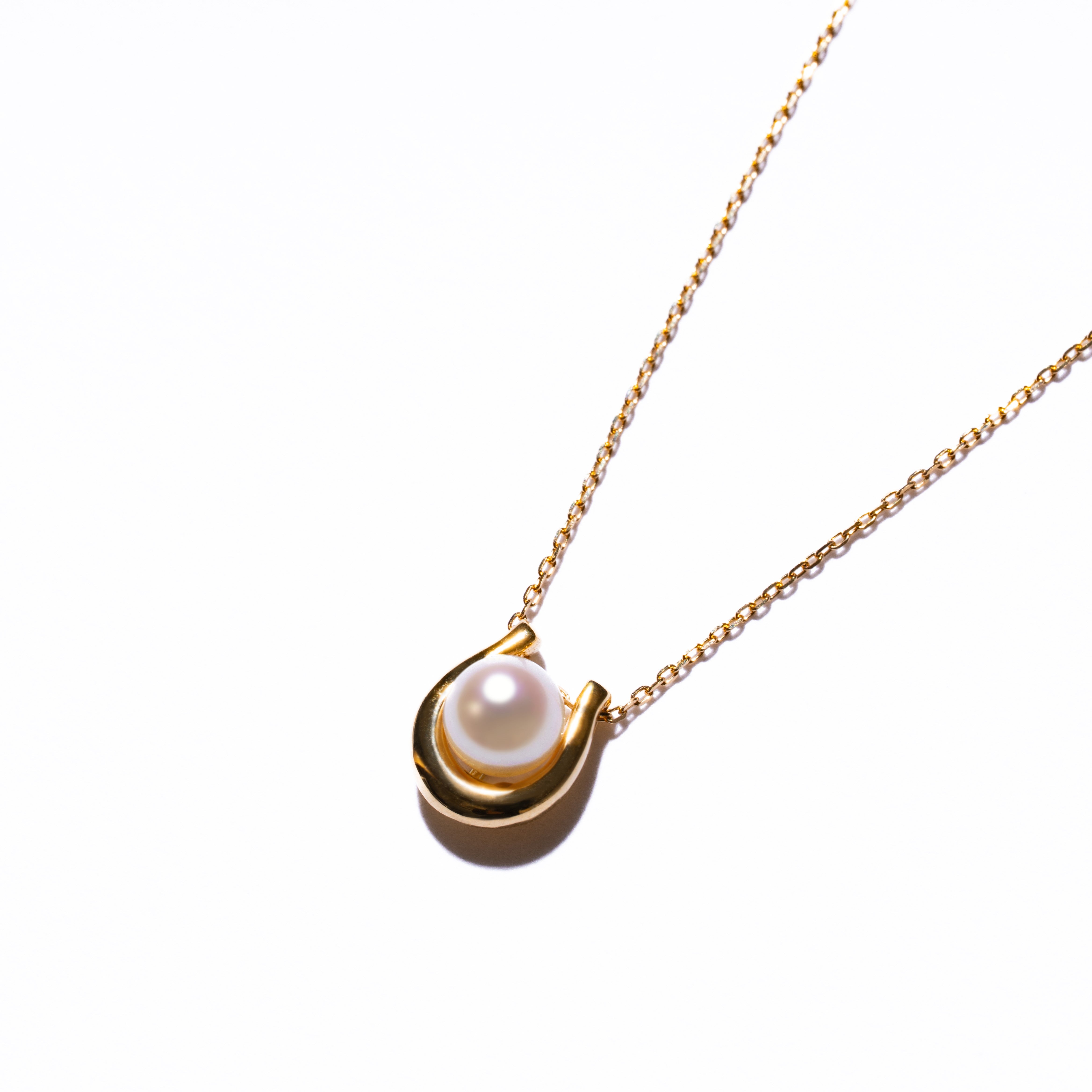 Emi＞ あこやパール馬蹄ネックレス MAMORI [ K18 / 4.5~5.0mm