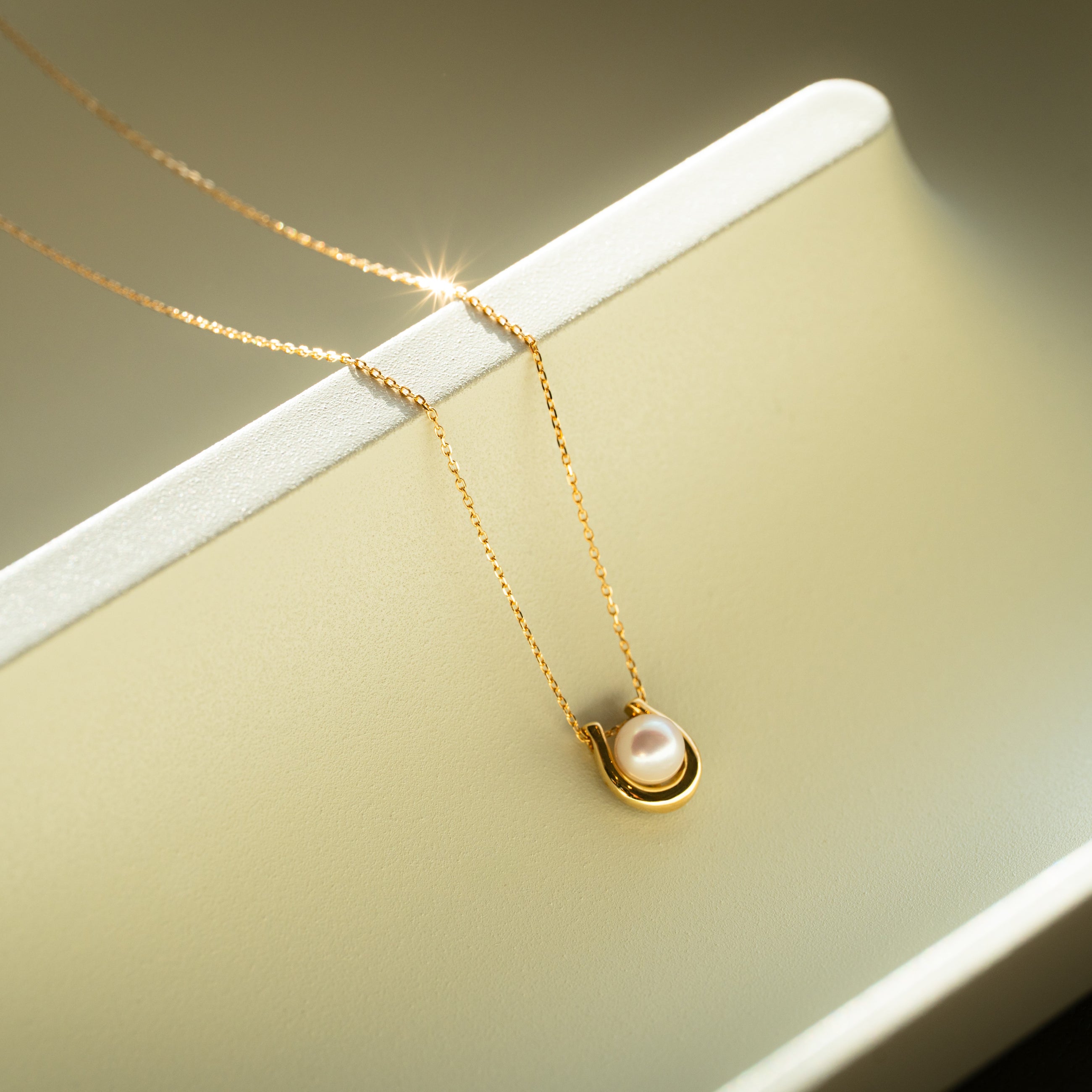 ＜Emi＞ あこやパール馬蹄ネックレス MAMORI　[ K18 / 4.5~5.0ｍｍ ]