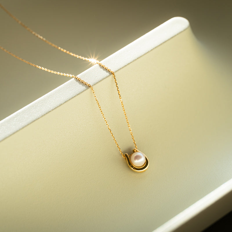 ＜Emi＞ あこやパール馬蹄ネックレス MAMORI　[ K18 / 4.5~5.0ｍｍ ]